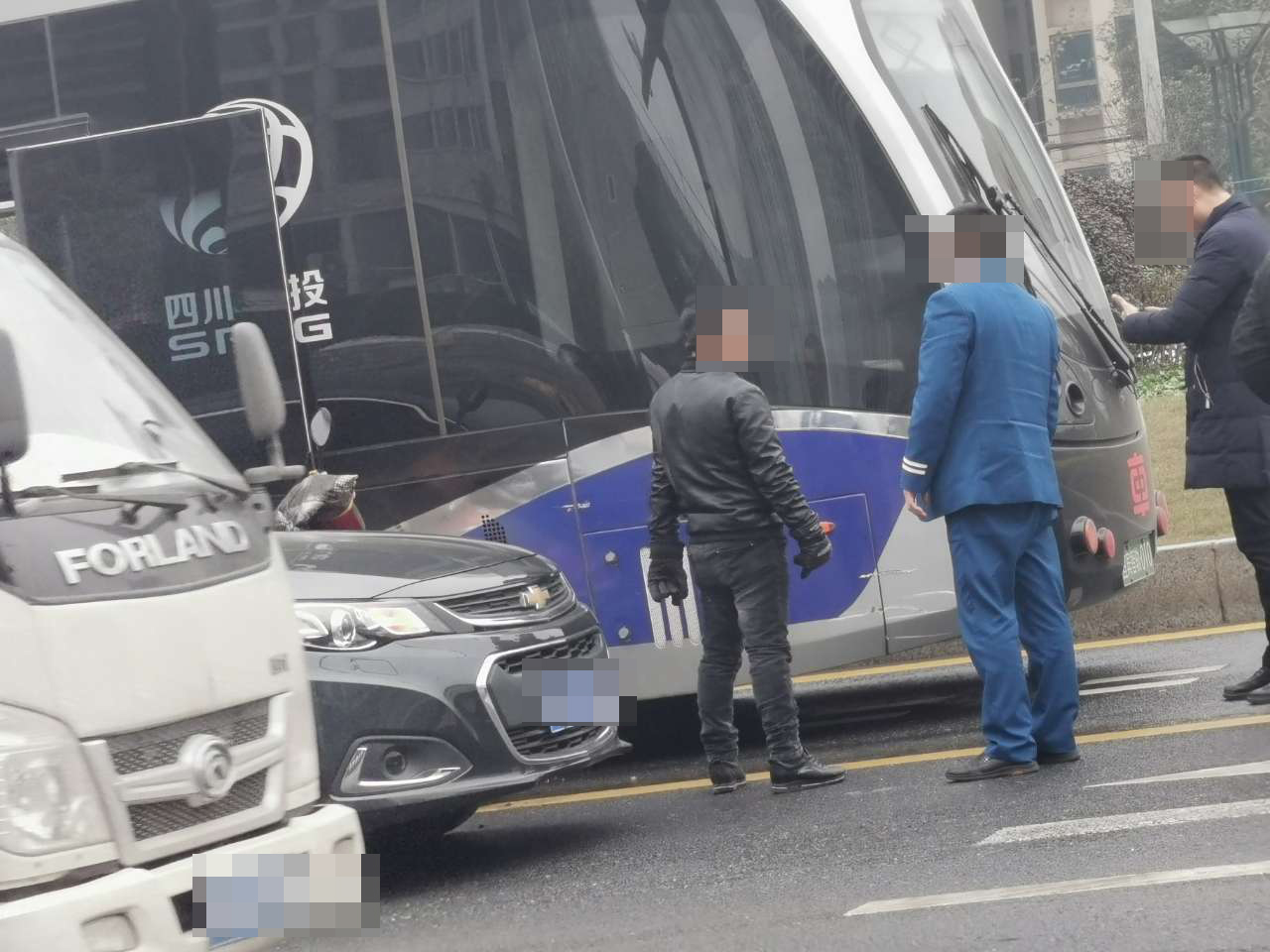 西区金沙江南路东段出车祸！电瓶车在智轨和小车中间夹起！-1.jpg