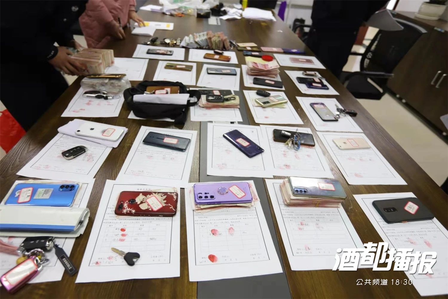宜宾这个赌场遭了！抓获32人、扣押30多万、几十台车！-2.jpg