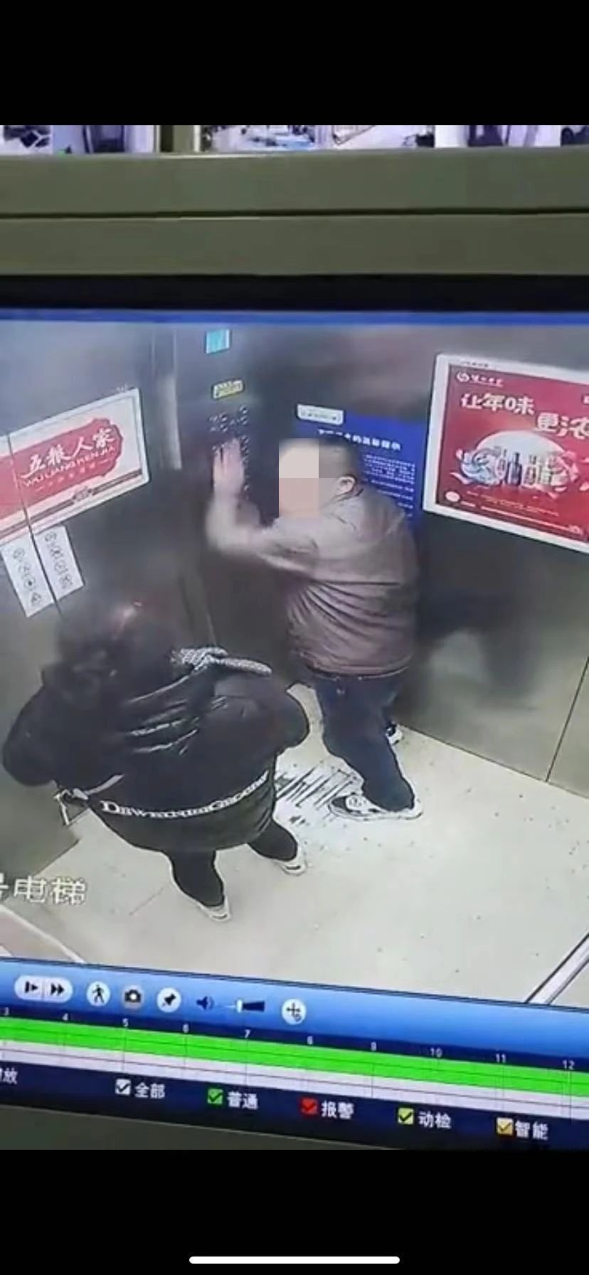 宜宾电梯被暴打女子发声：和打人者不是夫妻，素不相识！-2.jpg
