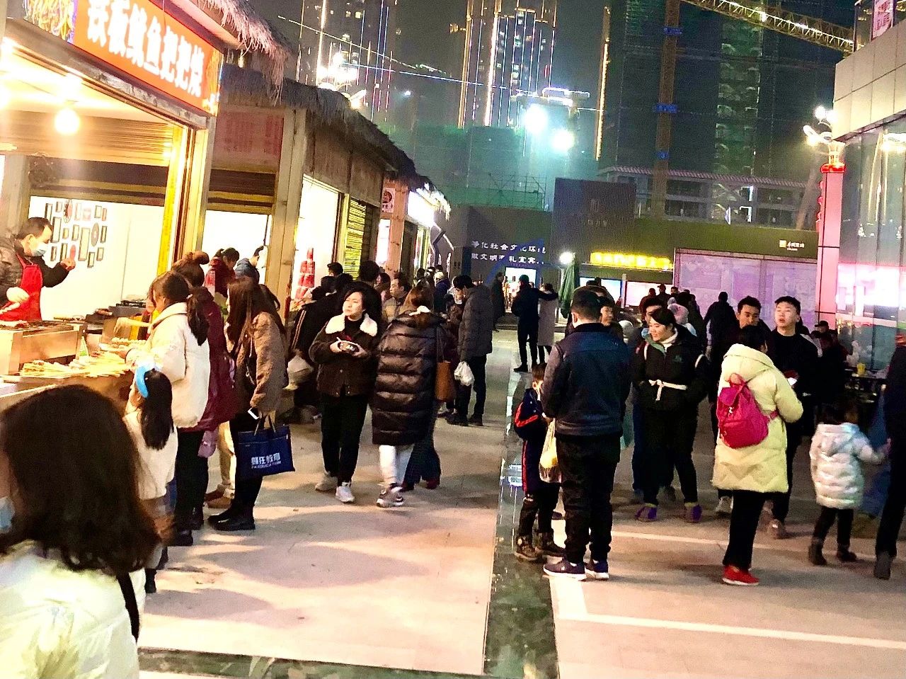 临港新天地创意夜市开街啦！快来一起逛吃逛喝吧！-17.jpg