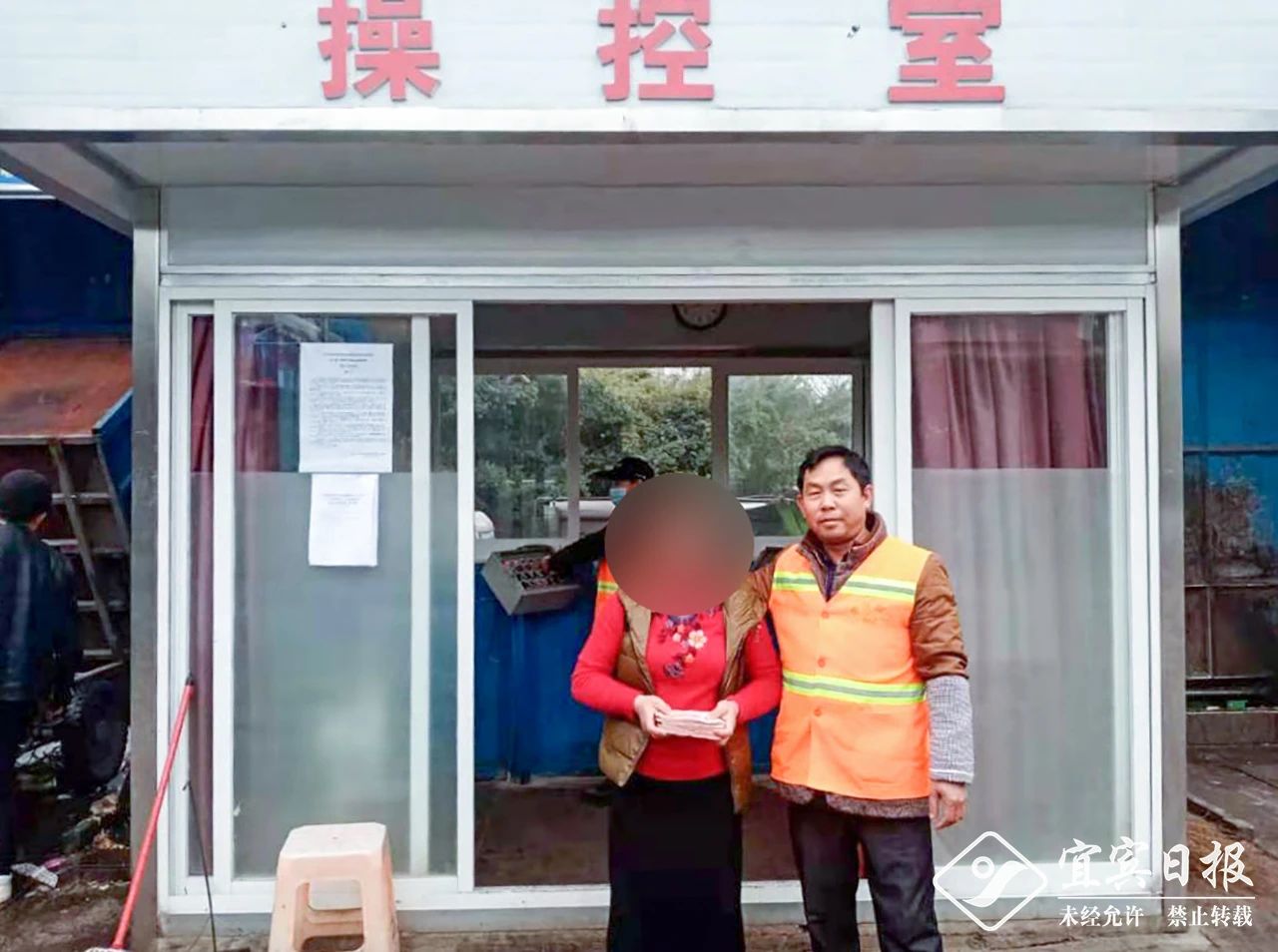 宜宾一女子将丈夫装有3万元的旧衣服扔了！几人翻了上千斤垃圾！-1.jpg