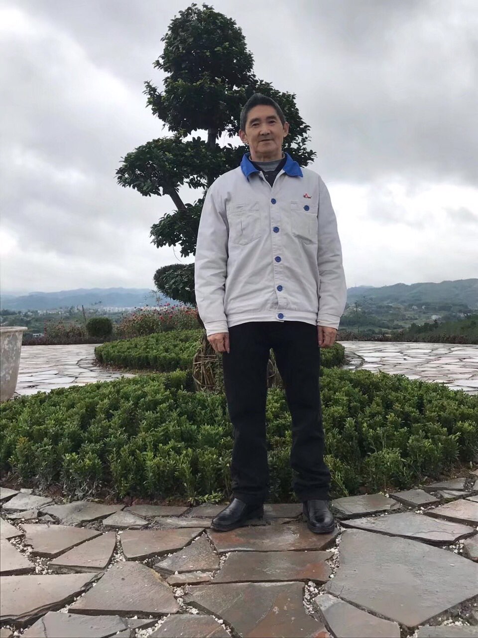 64岁老人走失，身穿褐色衣服，右腿做过手术，今下午从家外出至今未归！-1.jpg