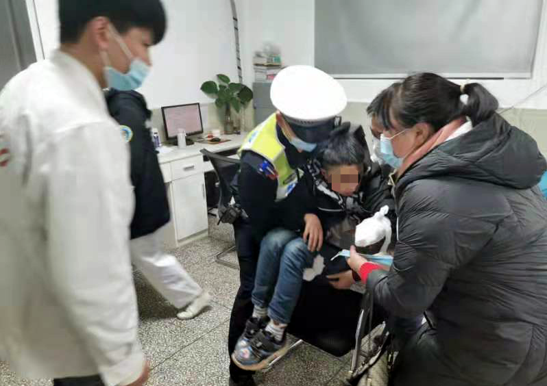 痛心！宜宾一小孩放火炮手指被炸断了！-4.png