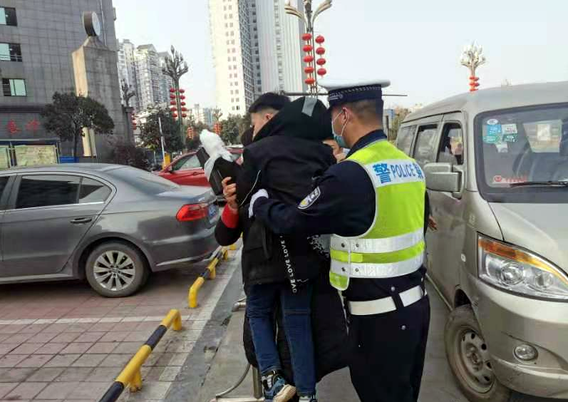 痛心！宜宾一小孩放火炮手指被炸断了！-1.png