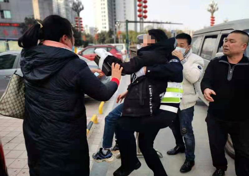 痛心！宜宾一小孩放火炮手指被炸断了！-2.png