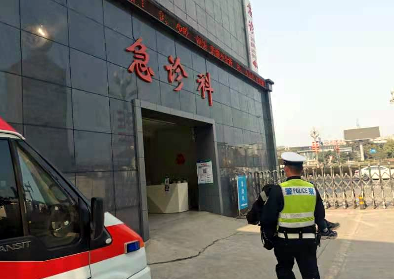 痛心！宜宾一小孩放火炮手指被炸断了！-3.png