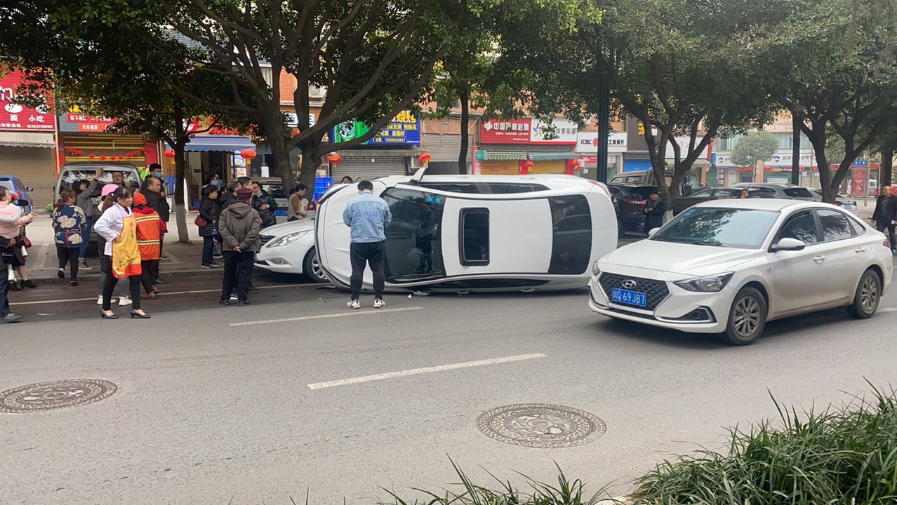 酒都变电站底下出车祸了！一辆车整个侧翻在马路上！-3.jpg