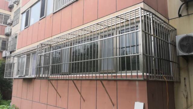 我以前的同学，装窗户时从2楼掉了下来！现在要靠60岁的父亲打工养家！-4.jpg