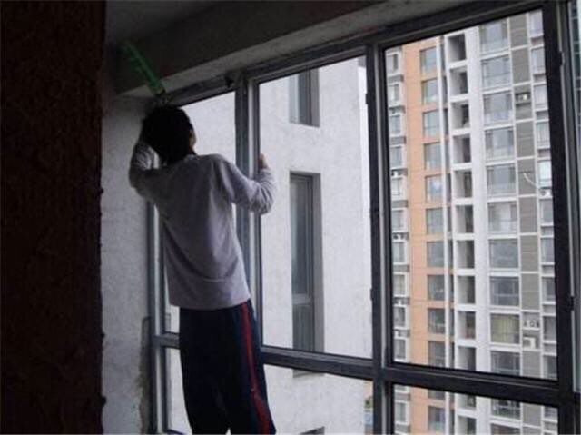 我以前的同学，装窗户时从2楼掉了下来！现在要靠60岁的父亲打工养家！-6.jpg