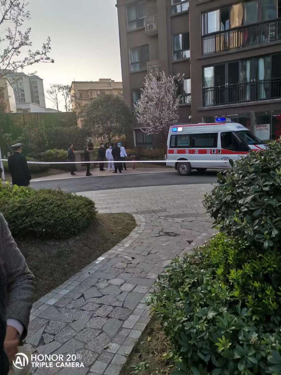 突发！柏溪一小区有人坠楼！听说已经走了…-3.jpg