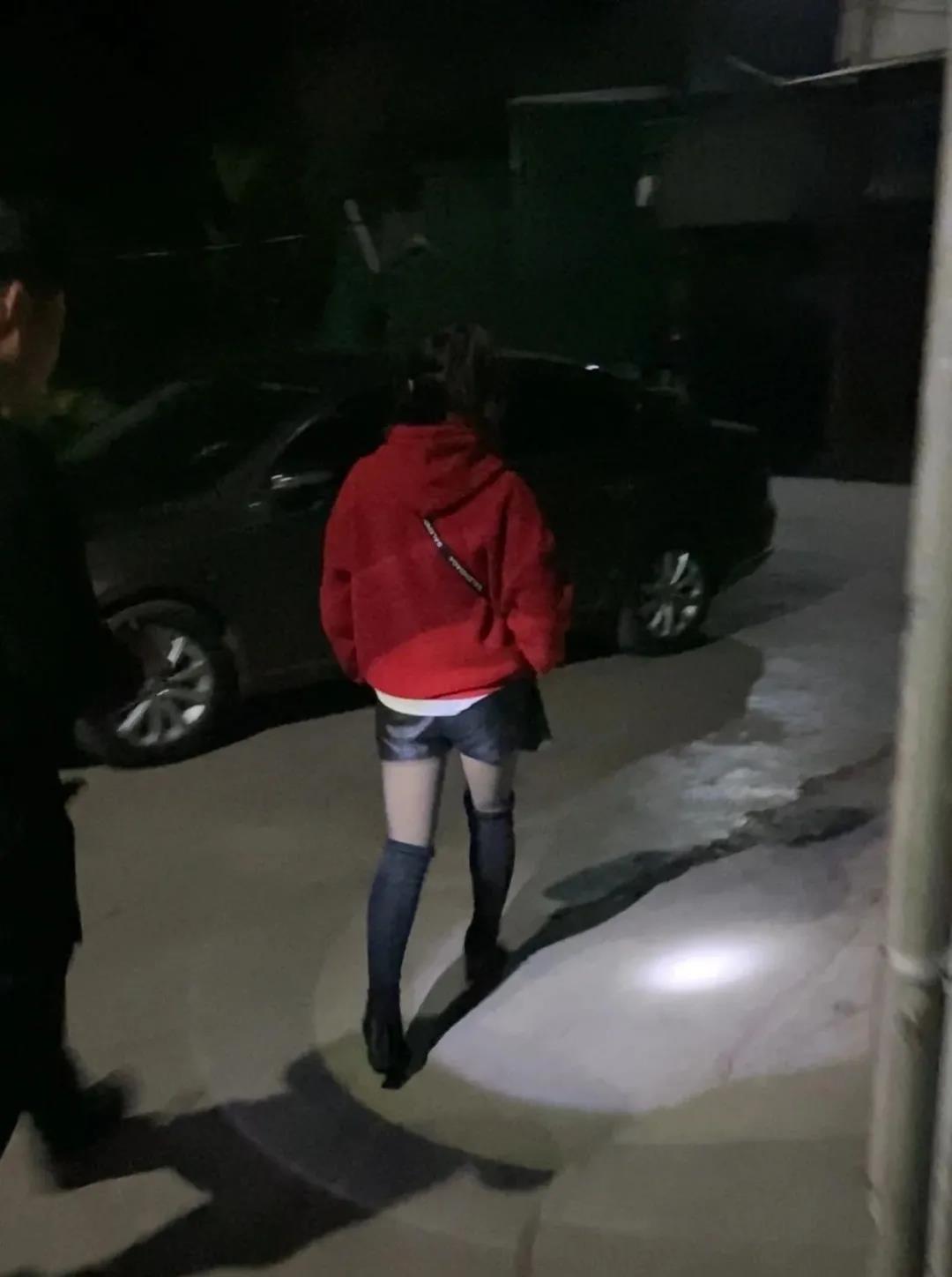 抓了！宜宾一小区有人当街拉客，涉嫌卖淫嫖娼！-2.jpg