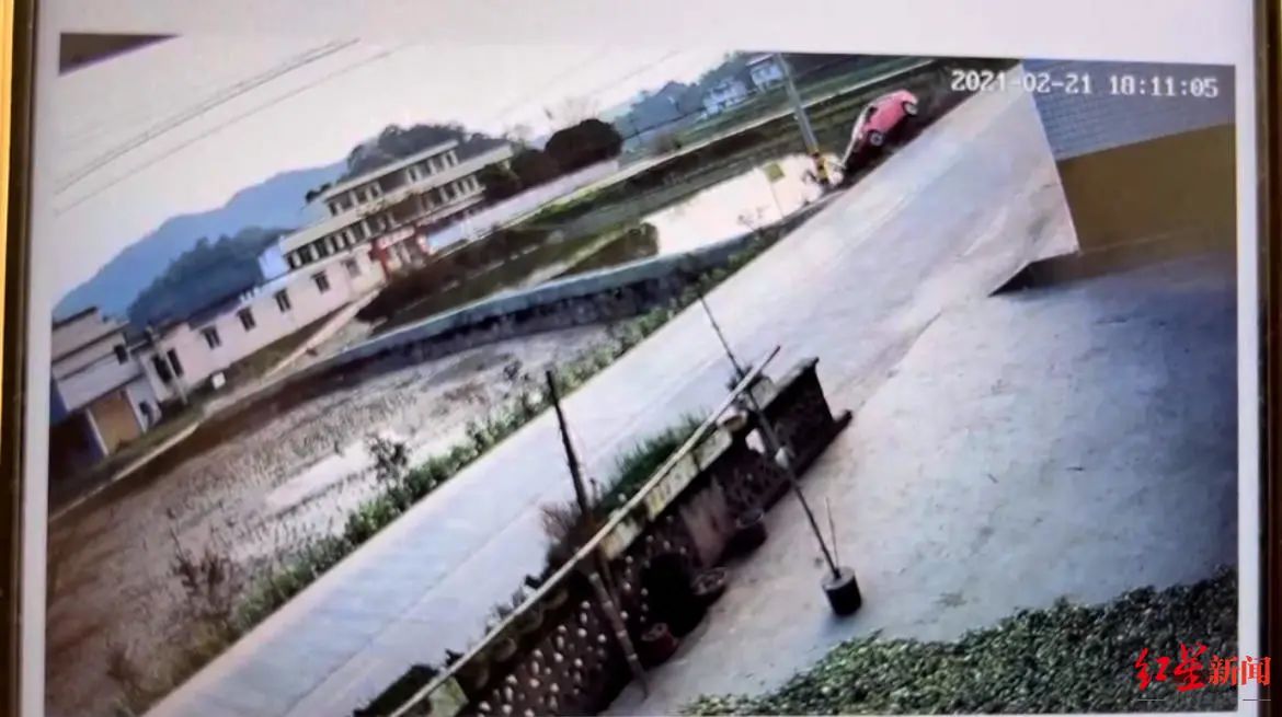 监控还原车祸瞬间！宜宾江安小车失控掉进水塘，4人死亡！-3.jpg