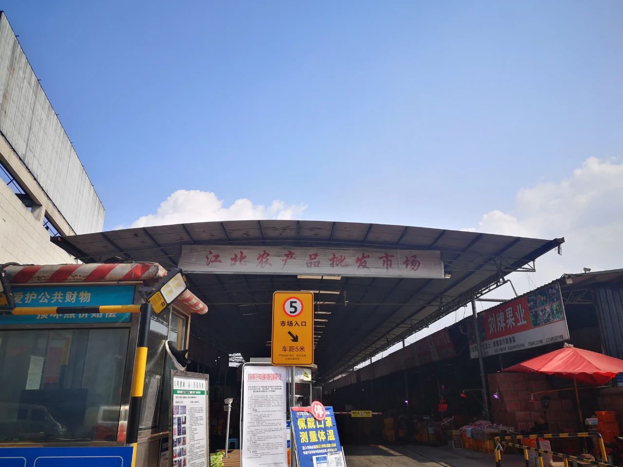 缺斤少两？宜宾一市民遭遇水果过度包装，填充物竟占了五分之一…-4.jpg