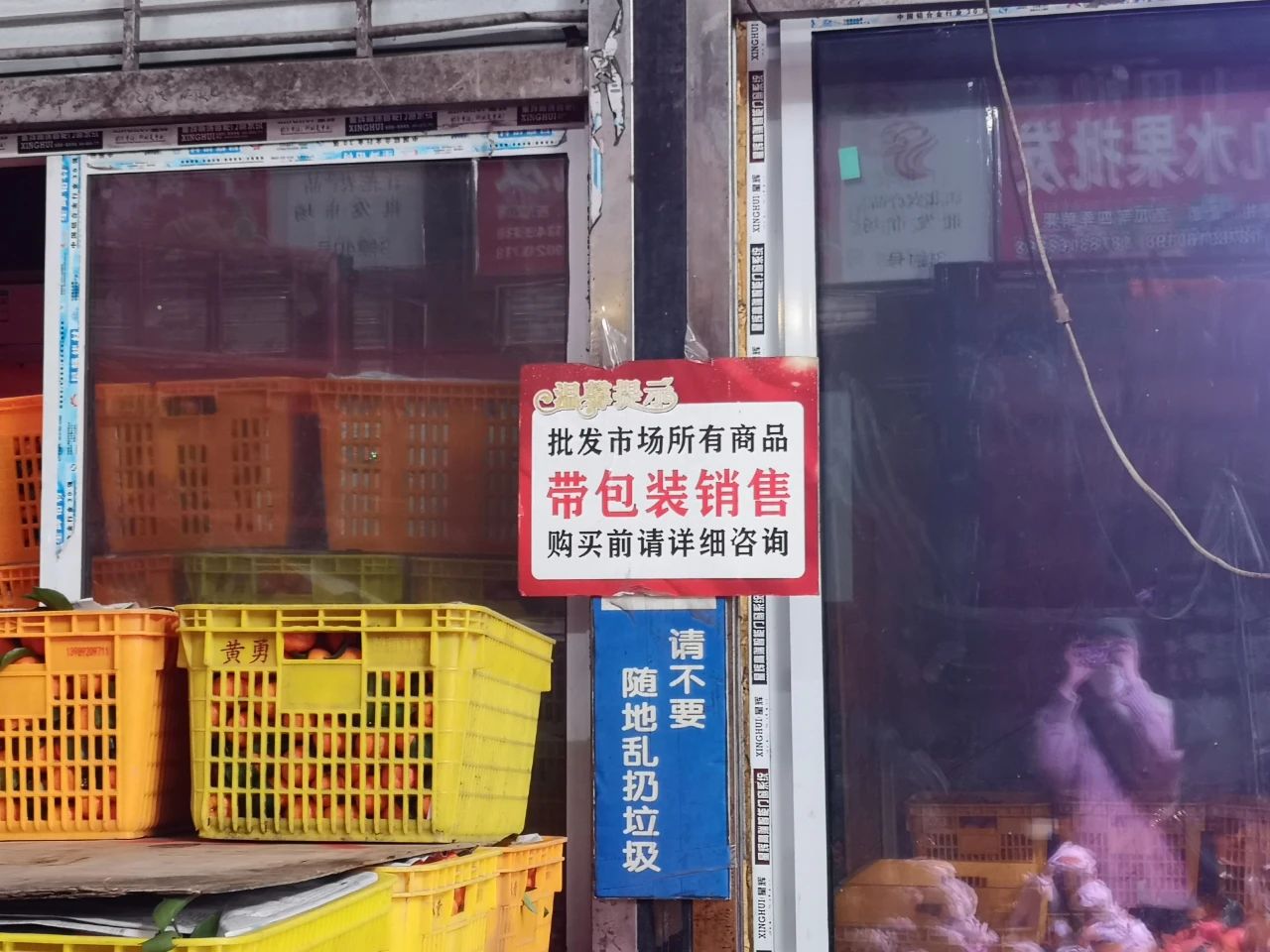 缺斤少两？宜宾一市民遭遇水果过度包装，填充物竟占了五分之一…-6.jpg