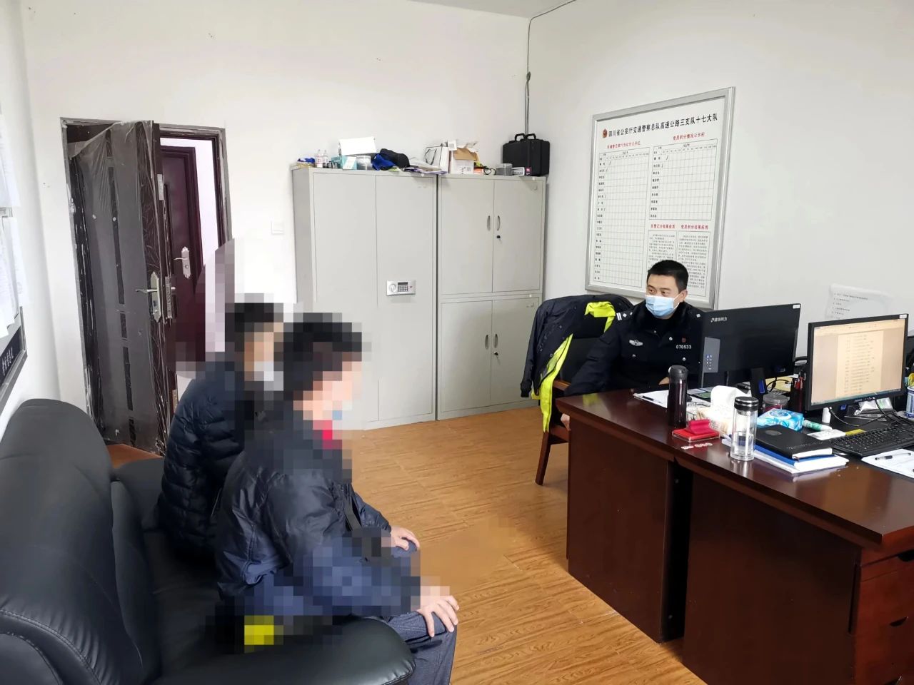 宜宾一的士居然在高速上逆行500米，12分全扣完！-1.jpg