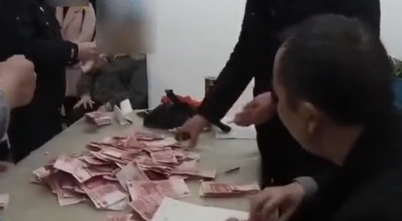 宜宾这群人赌博被逮现场！床下搜出大量现金！-1.png