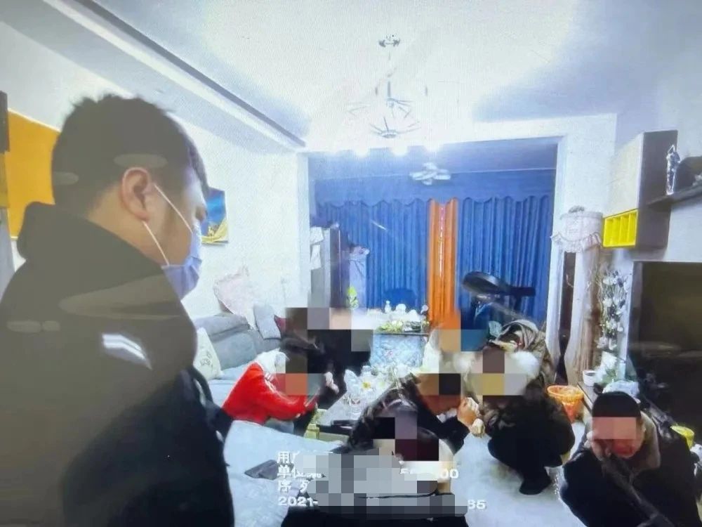 宜宾这群人赌博被逮现场！床下搜出大量现金！-2.jpg