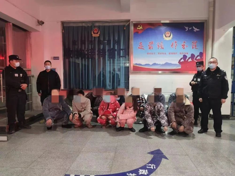 宜宾这群人赌博被逮现场！床下搜出大量现金！-6.jpg