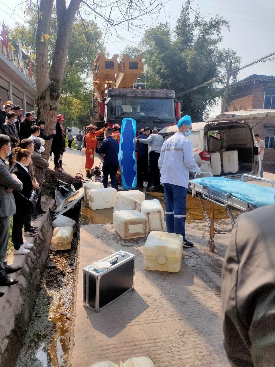 普安发生一起交通事故！交警路政，医护，消防官兵同心协力强救伤员！-1.jpg