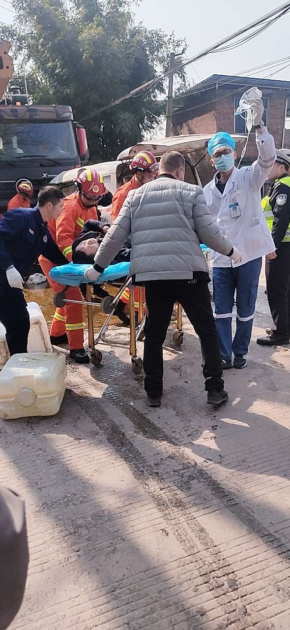 普安发生一起交通事故！交警路政，医护，消防官兵同心协力强救伤员！-4.jpg