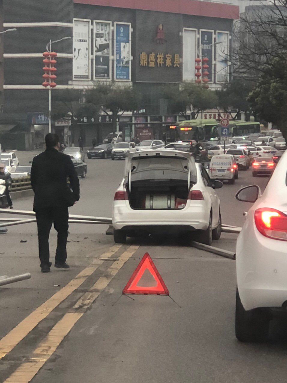 刚刚！两路桥栏杆又被车撞坏了！-1.jpg