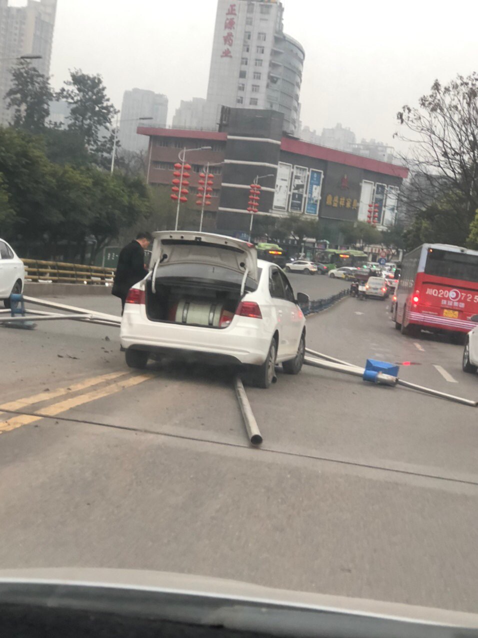 刚刚！两路桥栏杆又被车撞坏了！-2.jpg