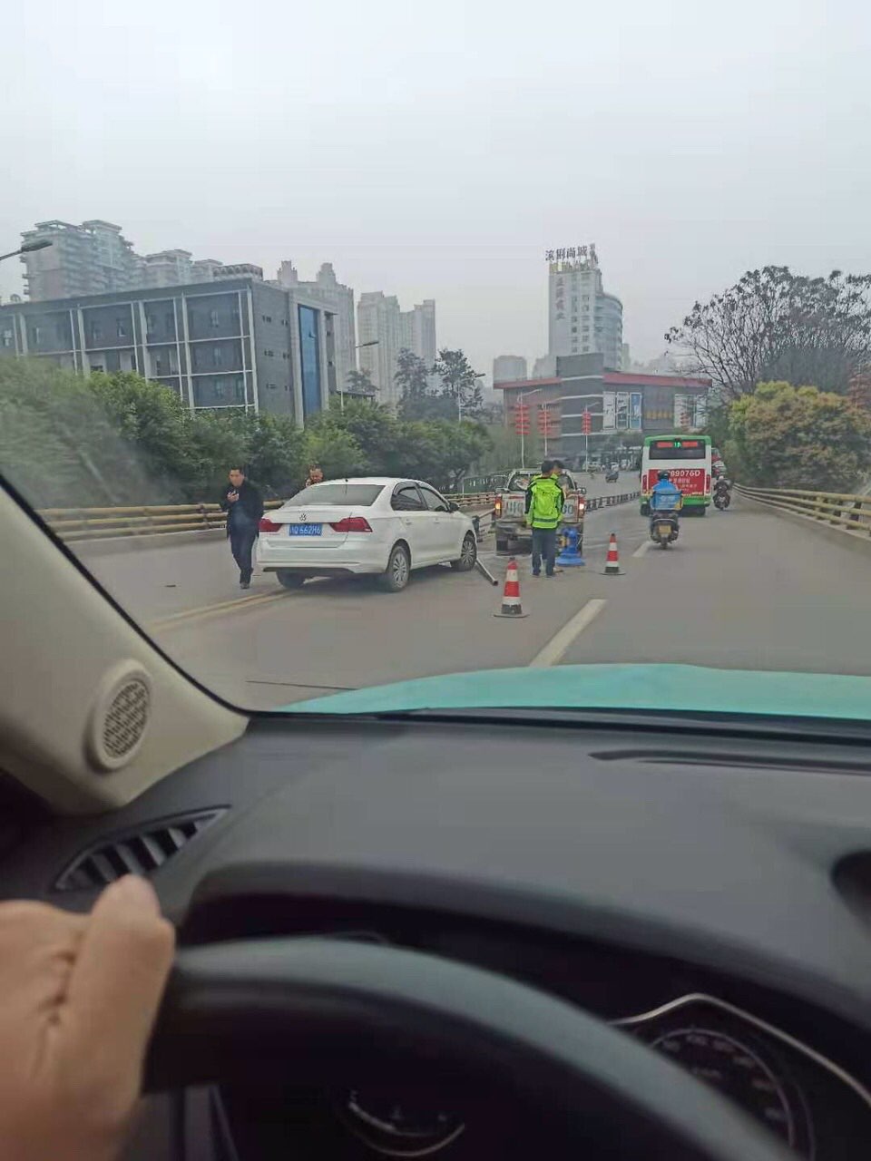 今天的这些驾驶员是怎么了，驾照是买来了吗？-2.jpg