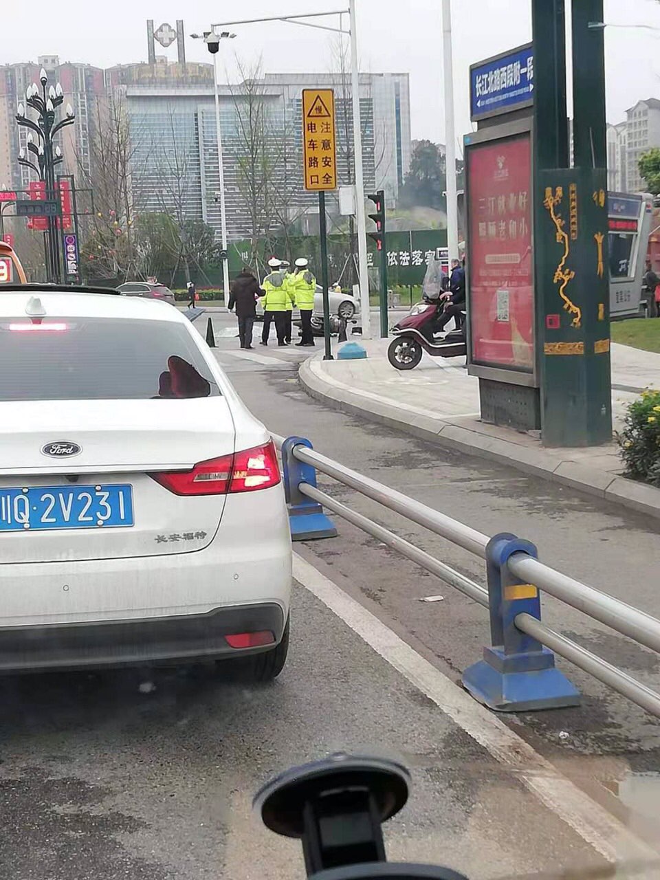 3月7号 4:10左右临港客运站路口一货车和电瓶车撞起了-1.jpg