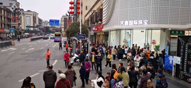 叙府商场对面一保洁车轮胎突然甩飞！直接飞到金店里面去了！-3.jpg