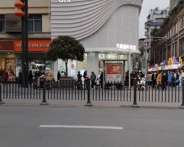叙府商场对面一保洁车轮胎突然甩飞！直接飞到金店里面去了！-5.png