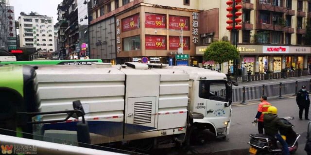 叙府商场对面一保洁车轮胎突然甩飞！直接飞到金店里面去了！-1.jpg
