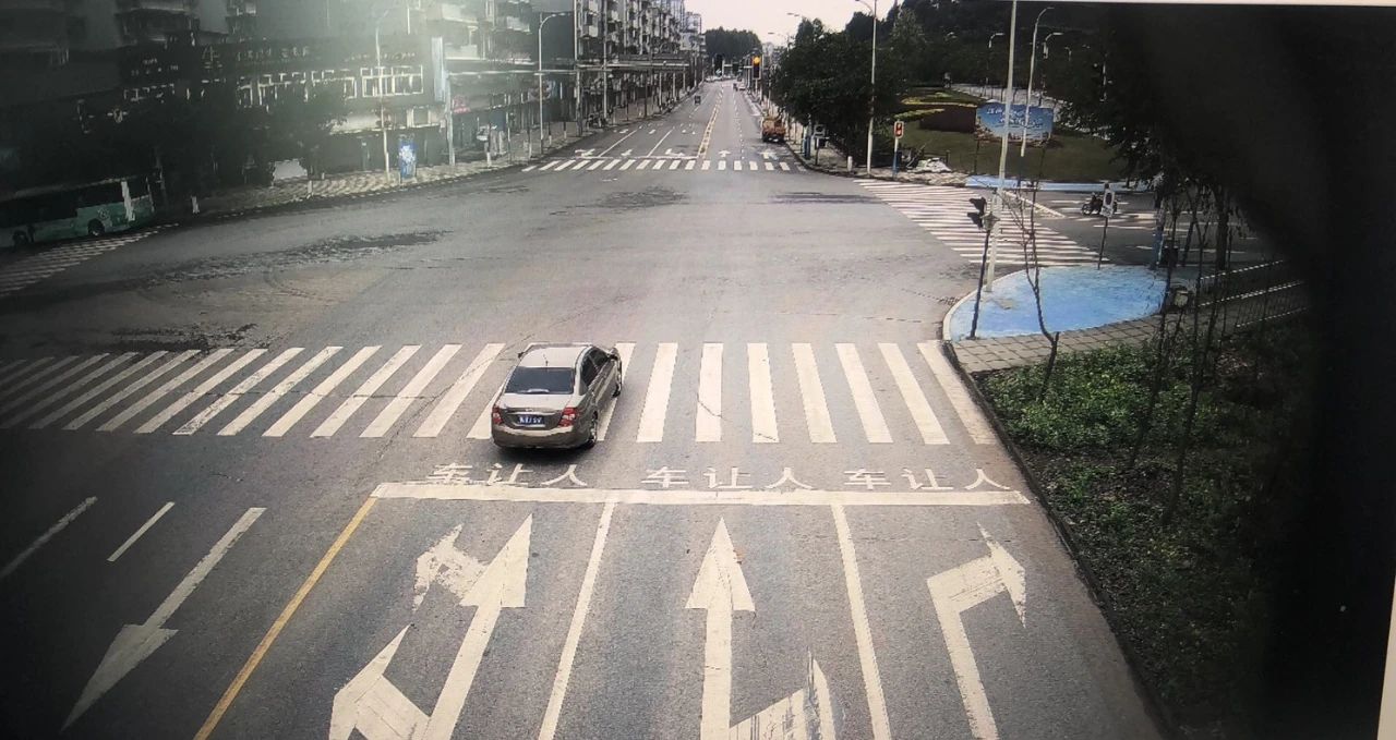 宜宾交警提示：川Q****车主，涉嫌违规驾驶，请及时处理！-5.jpg