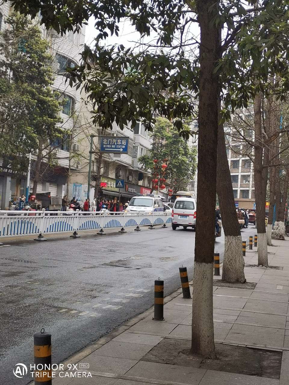 北门车站外面刚刚又发生车祸了！开车子的朋友们都慢点嘛！-1.jpg