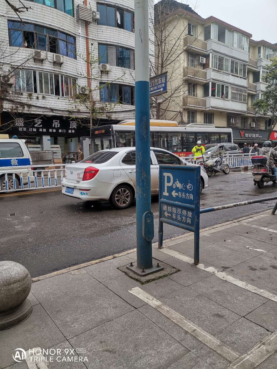 北门车站外面刚刚又发生车祸了！开车子的朋友们都慢点嘛！-3.jpg