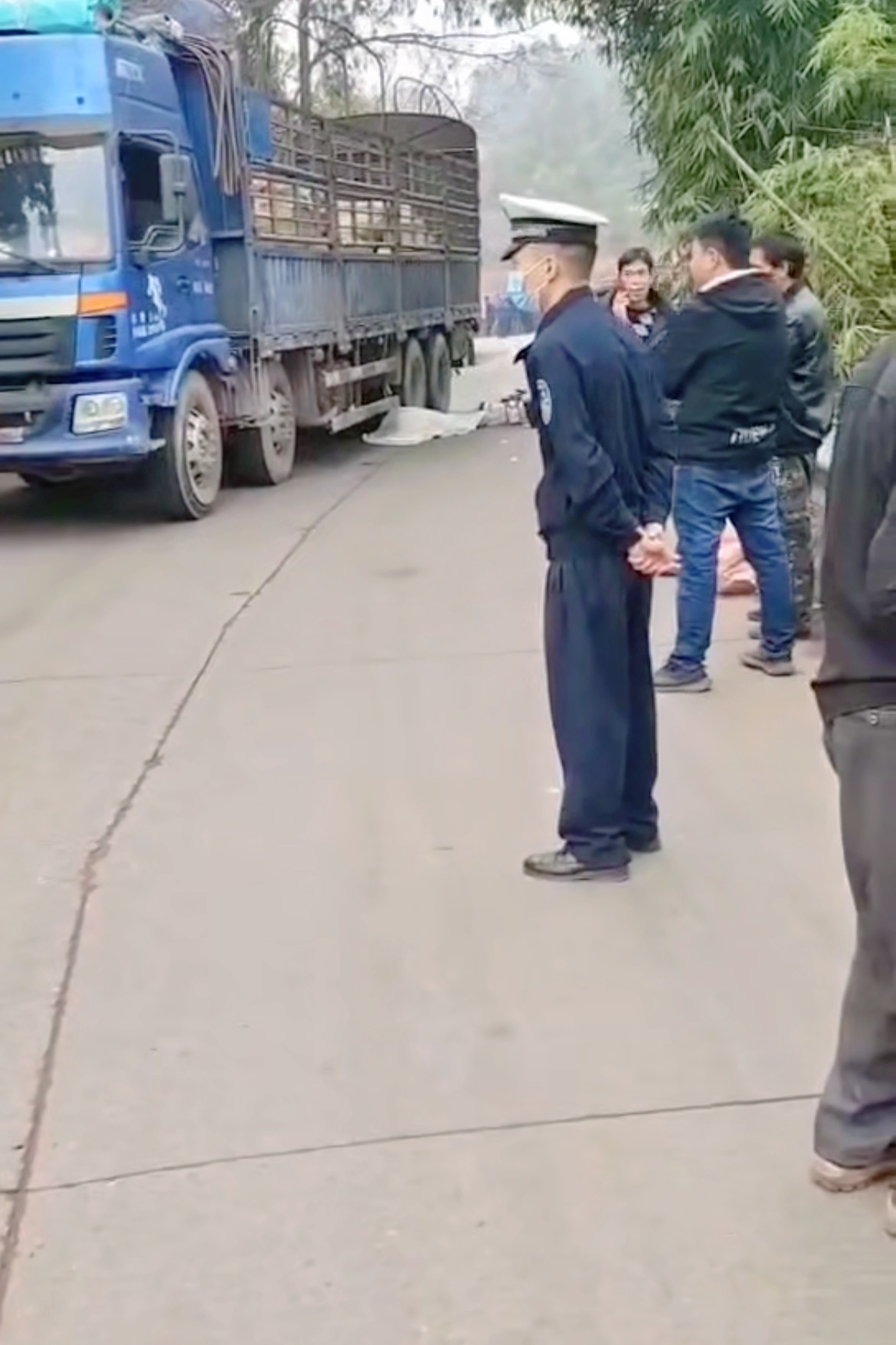 宜宾一大货车与两轮相撞，1人已盖白布！-1.jpg