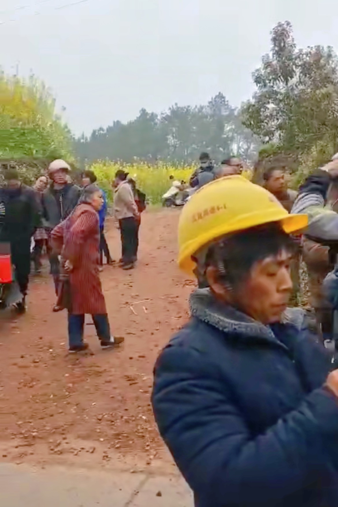宜宾一大货车与两轮相撞，1人已盖白布！-3.jpg