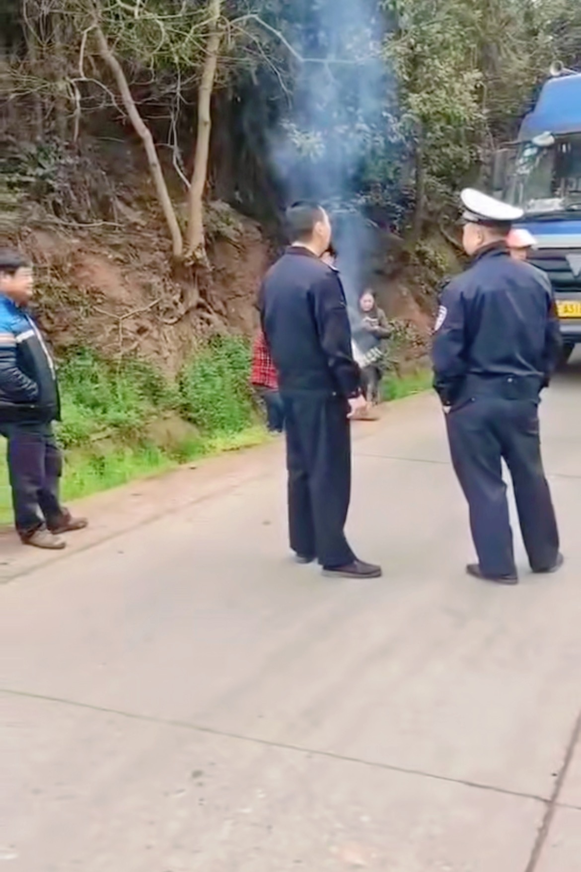 宜宾一大货车与两轮相撞，1人已盖白布！-2.jpg