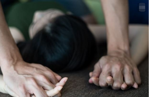 禽兽不如！宜宾一女子险遭男子强奸！扇耳光、捶打头部…-2.jpg