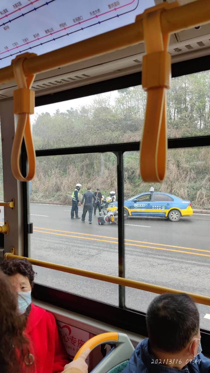 刚刚！宜宾一出租车与摩托车相撞！-2.jpg