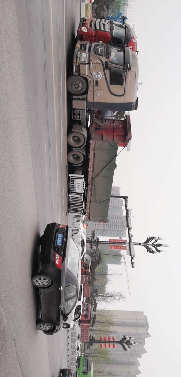 长江桥两辆大货车发生剐蹭了，又堵一早上！-2.jpg