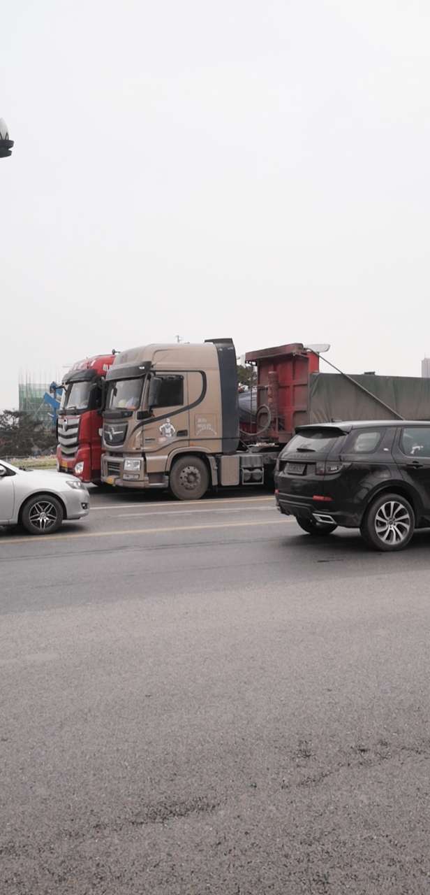 长江桥两辆大货车发生剐蹭了，又堵一早上！-1.jpg