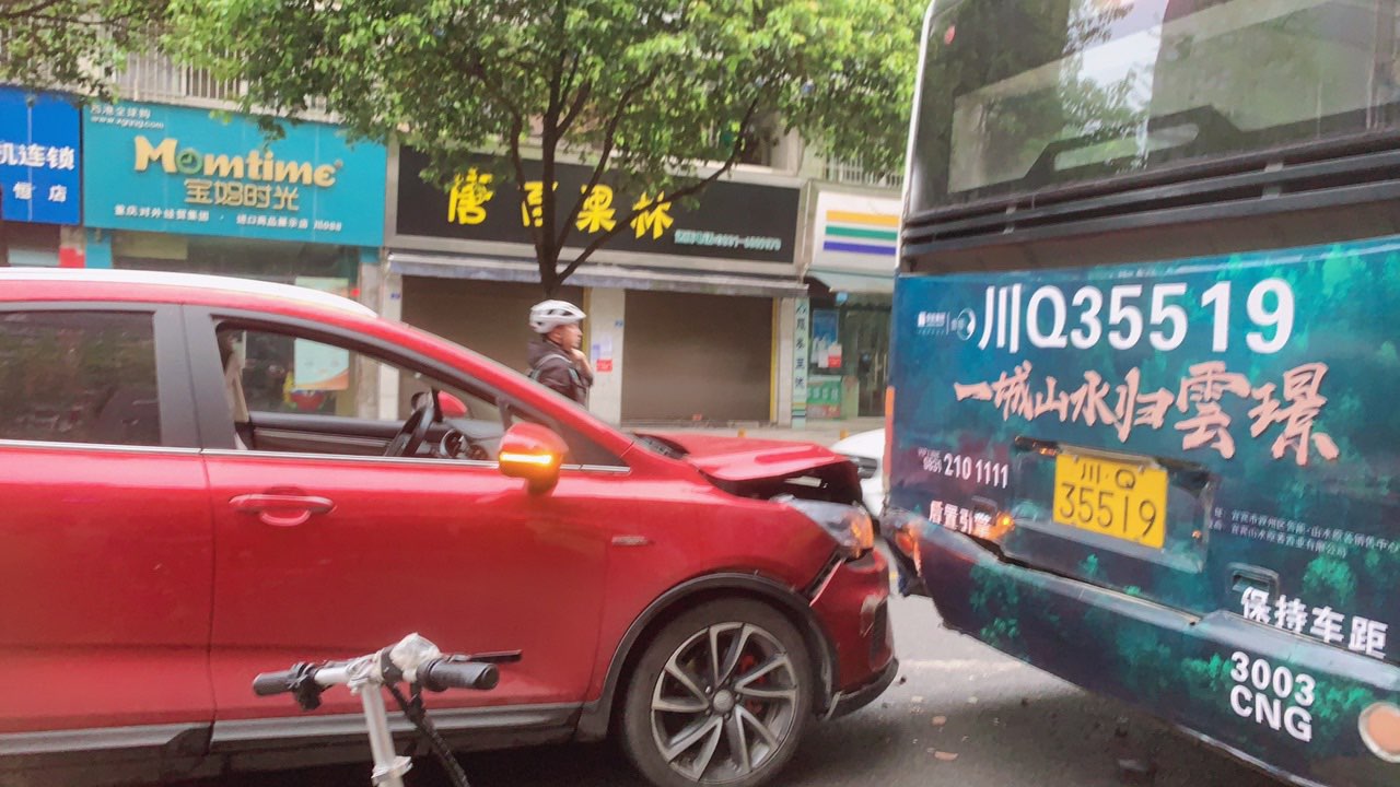 刚刚！柏溪现代城交通街公交站一小车和公交车追尾！-1.jpg