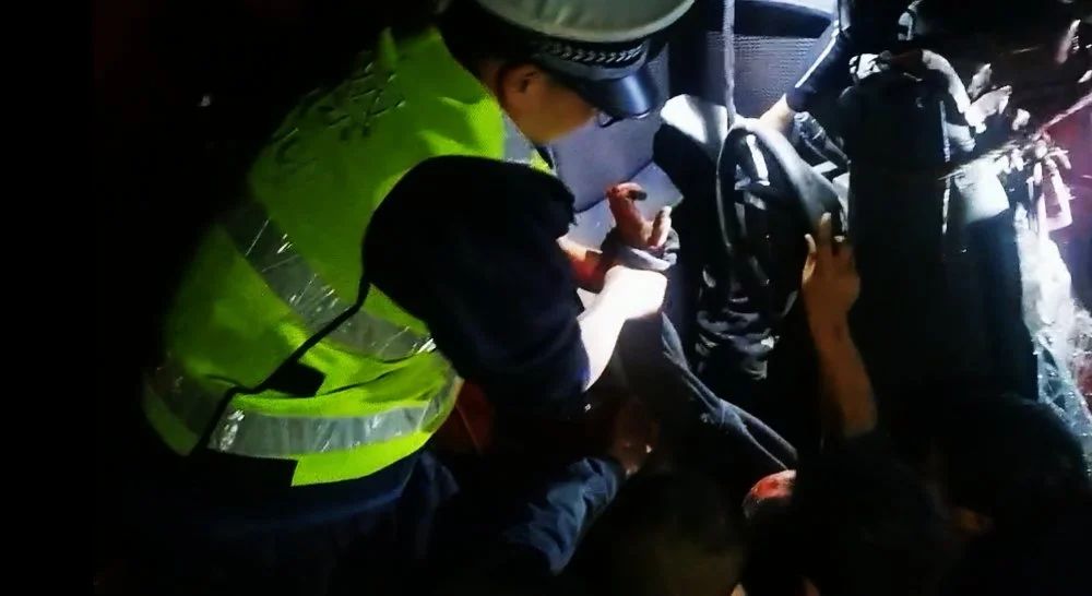 宜宾一货车司机被卡车内，命悬一线！警、民紧急营救！-1.jpg