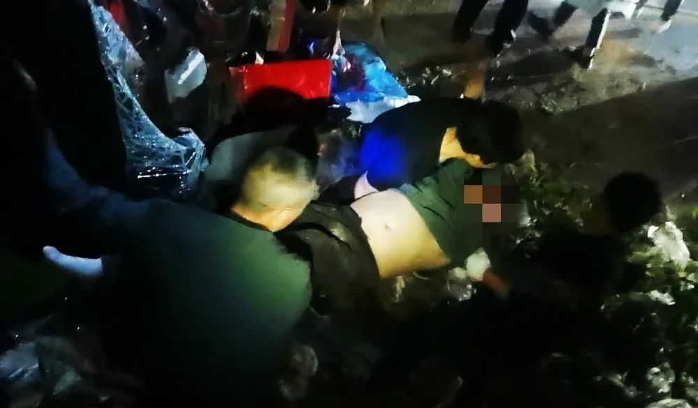 宜宾一货车司机被卡车内，命悬一线！警、民紧急营救！-2.jpg