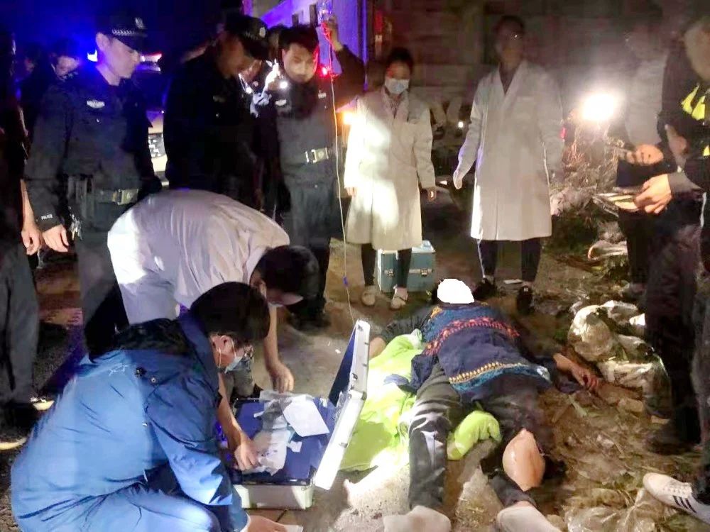 宜宾一货车司机被卡车内，命悬一线！警、民紧急营救！-3.jpg