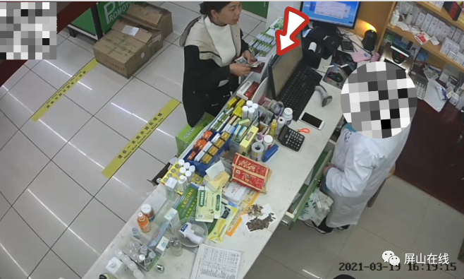 宜宾一女子在药店“鬼手换钞”，真币秒变假币！监控拍下全过程！-1.png