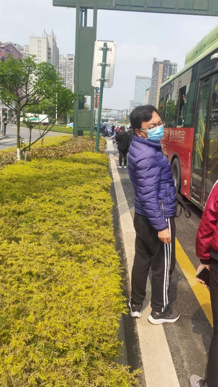 刚刚！财富中心公交车和一辆奥迪相撞，奥迪车头撞烂！-3.jpg