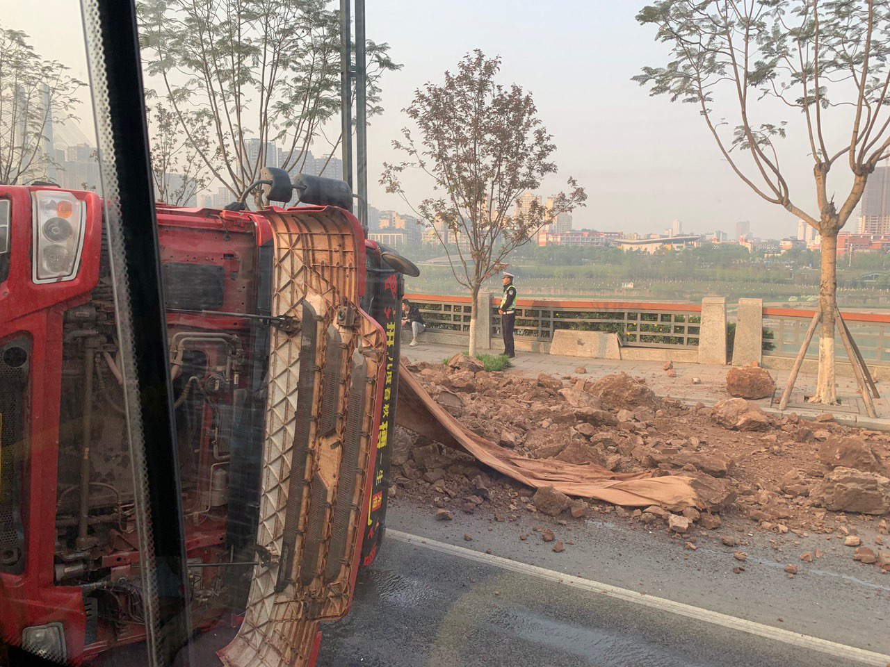 突发！宜宾一货车侧翻，泥土洒一地！还砸了路过的小车！-3.jpg