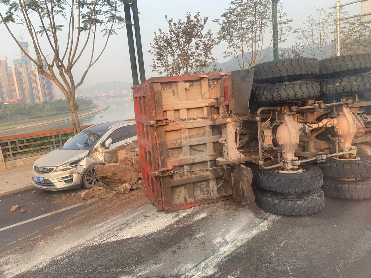 突发！宜宾一货车侧翻，泥土洒一地！还砸了路过的小车！-1.jpg