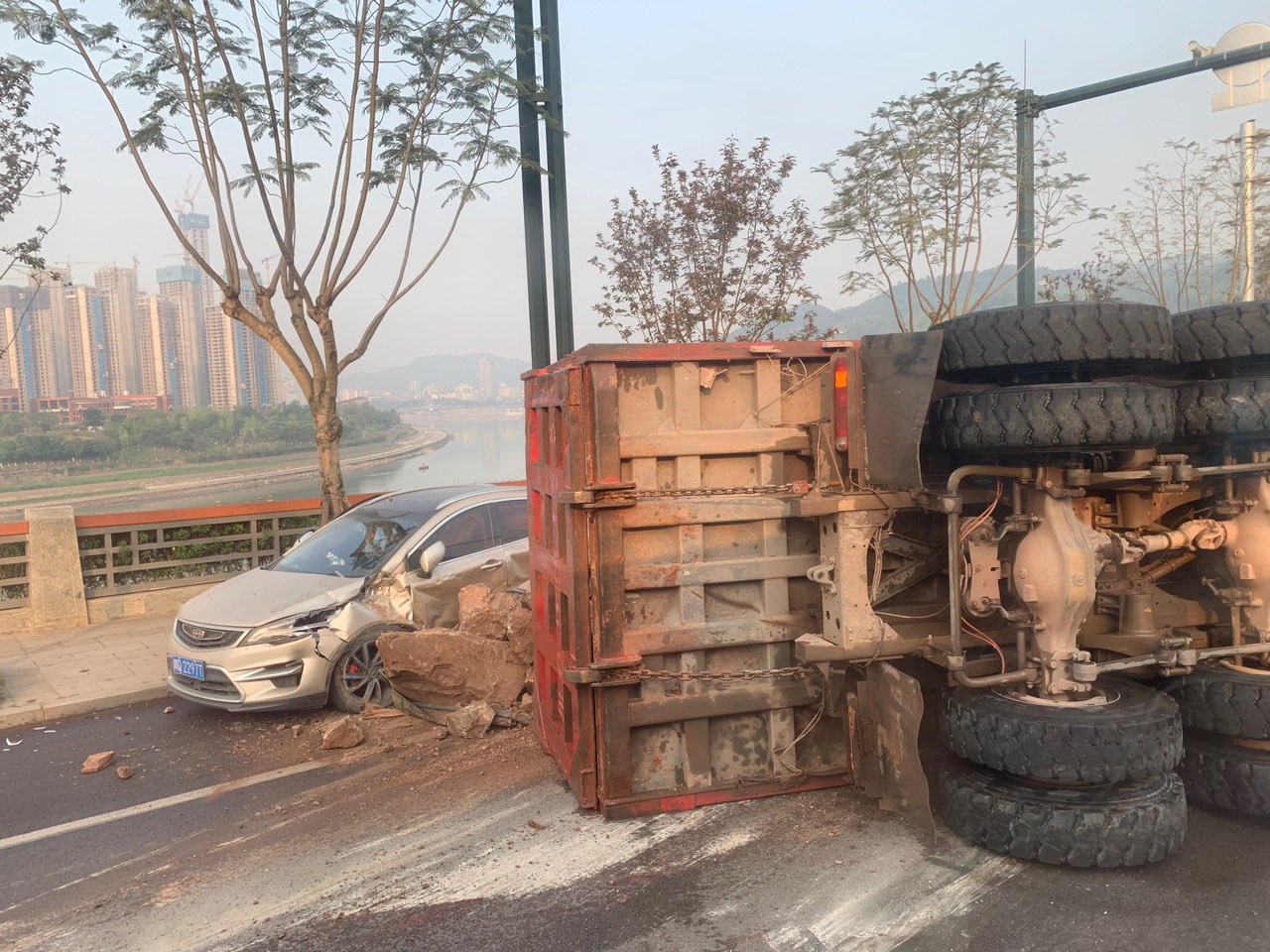 突发！宜宾一货车侧翻，泥土洒一地！还砸了路过的小车！-4.jpg